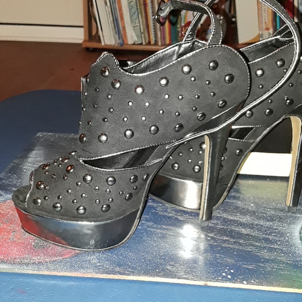 Heels - Picture 3 of 4